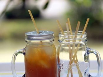 Reisstrohhalme in einem Glas Saft